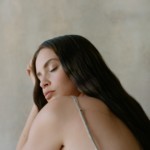 Sabrina Claudioの新作MV「On My Shoulders」が公開!色気溢れる22歳が作り出す空間に注目!