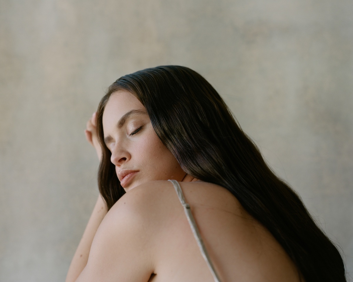 Sabrina Claudioの新作MV「On My Shoulders」が公開！色気溢れる22歳が作り出す空間に注目！