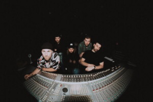 ニュージーランドの5人組バンドLEISURE、EP『Side B』を10月1日にリリース!