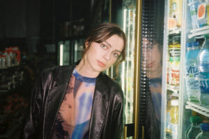 Lizzy McAlpine、最新アルバム『five seconds flat』を4月8日にリリース!
