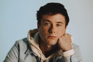 Alec Benjamin、セカンドアルバム『(Un)Commentary』を4月15日にリリース!