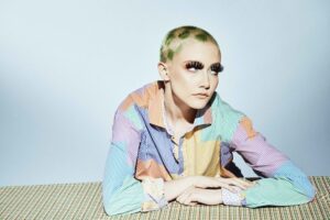 chloe moriondo、4月8日にリリースの最新EP『puppy luv』は犬ソングのコレクション!