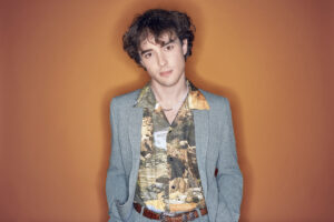 Alfie Templeman、デビューAL『Mellow Moon』をリリース!収録曲「Colour Me Blue」のMVも公開!
