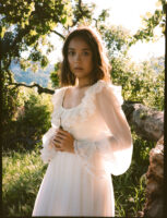 Laufey (レイヴェイ)、1stアルバム『Everything I Know About Love』を8月26日にリリース!