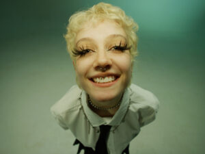 chloe moriondo（クロエ・モリオンド）、最新アルバム『SUCKERPUNCH』を10月7日にリリース！