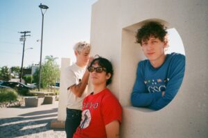 Last Dinosaurs(ラスト・ダイナソーズ)、新曲「Put Up With The Weather!」をリリース!