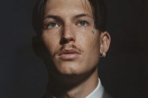 Gus Dapperton(ガス・ダパートン)、最新アルバム『Henge』を7月7日にリリース!
