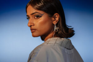 Priya Raguがタミル語で「幸福」を意味するデビューアルバム『Santhosam』を10月20日にリリース!